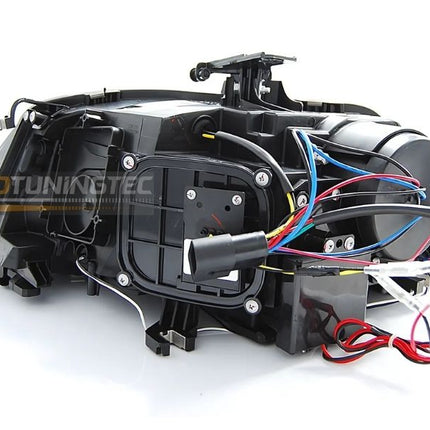 Audi A4 B8 fari LED: immagini di montaggio semplice