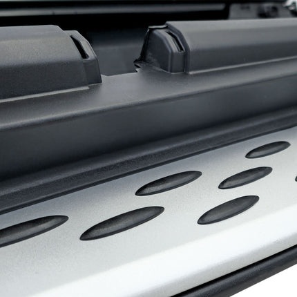 Dettaglio pedane laterali Mercedes GLC 2022 antiscivolo