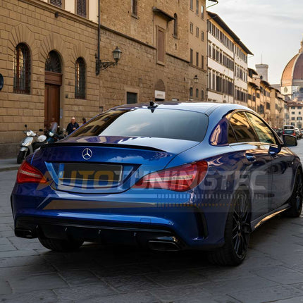 Mercedes CLA C117 con diffusore posteriore AMG-Line, vista dall'angolo posteriore