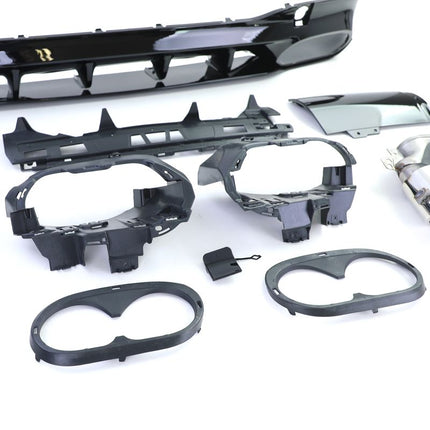 Installazione del diffusore posteriore AMG su Mercedes CLA X118, vista dall'angolo posteriore