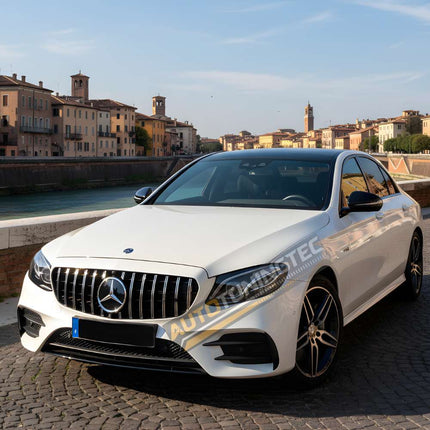 Dettaglio della calandra sportiva GT-R su Mercedes W213 S213, compatibile con telecamera anteriore, finitura nero cromato.