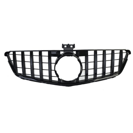 Vista frontale di una Mercedes Classe C con griglia AMG look installata, modello W204 2007-2014.