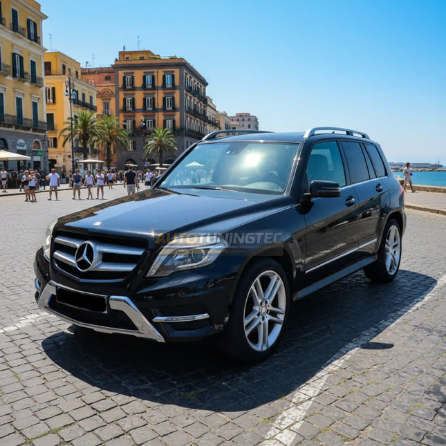 Calandra sportiva look GT-R per Mercedes GLK X204 2012-2015, dettaglio della finitura nera e argento.