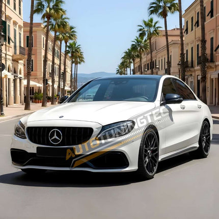 Dettaglio della calandra sportiva GT-R nera lucida su Mercedes C W205, modello 2014-2018