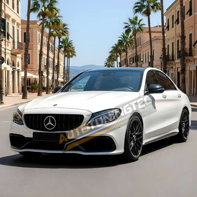 Dettaglio della calandra sportiva GT-R nera lucida su Mercedes C W205, modello 2014-2018