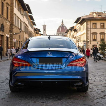 Dettaglio del diffusore posteriore nero lucido con terminali neri per Mercedes CLA C117
