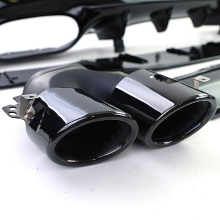 Vista posteriore della Mercedes CLA C118 X118 tuning AMG terminali neri