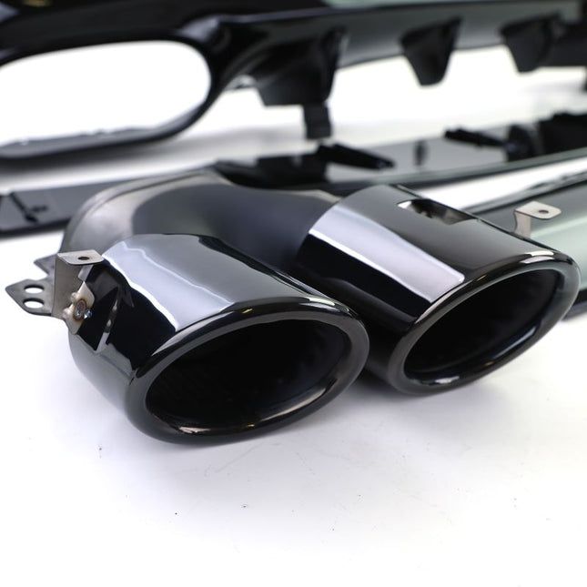 Vista posteriore della Mercedes CLA C118 X118 tuning AMG terminali neri