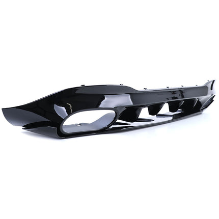 Dettaglio del diffusore posteriore nero lucido su Mercedes CLA C118 AMG Sport, qualità premium