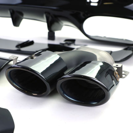 Mercedes CLA X118 con diffusore sportivo e terminali neri lucidi, per look dinamico