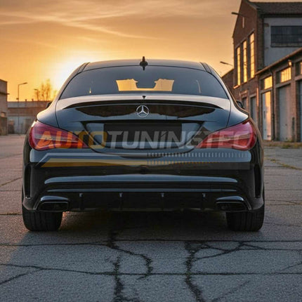Vista ravvicinata del diffusore posteriore AMG per Mercedes CLA C117, finitura nero lucido premium