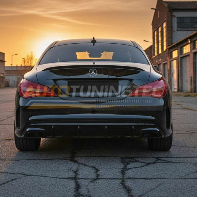 Vista ravvicinata del diffusore posteriore AMG per Mercedes CLA C117, finitura nero lucido premium