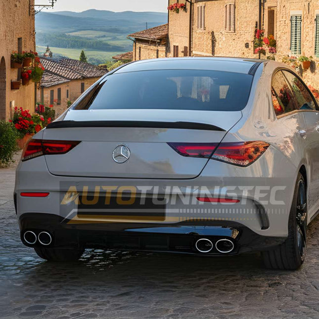 Dettaglio del diffusore posteriore nero lucido su Mercedes CLA X118 AMG-Line con terminali in acciaio inox