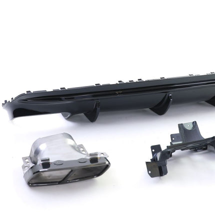 Il diffusore posteriore nero lucido dona un tocco aggressivo alla Mercedes CLA C117 restyling