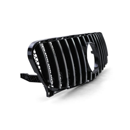 Dettaglio della griglia GT-R Style nero lucido su Mercedes GLA X156 pre-restyling 2013-2016.