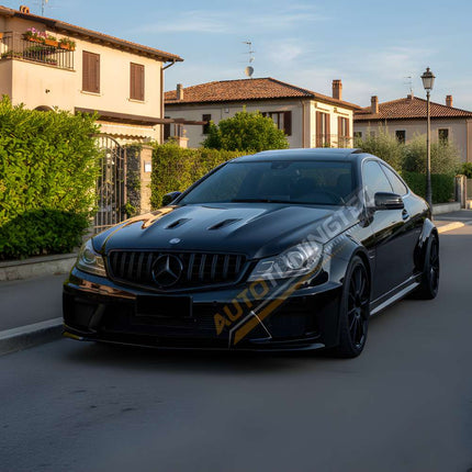 Dettaglio della griglia AMG style su Mercedes Classe C W204, S204, C204, che migliora l'estetica frontale.