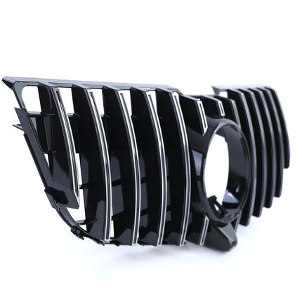 Dettaglio della griglia anteriore Mercedes GLK X204 Facelift, design sportivo nero lucido cromato.