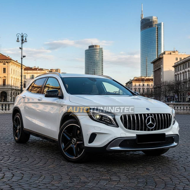 Calandra sportiva Mercedes GLA X156 dal 2017 al 2020, design AMG con finitura nero lucido e cromature.