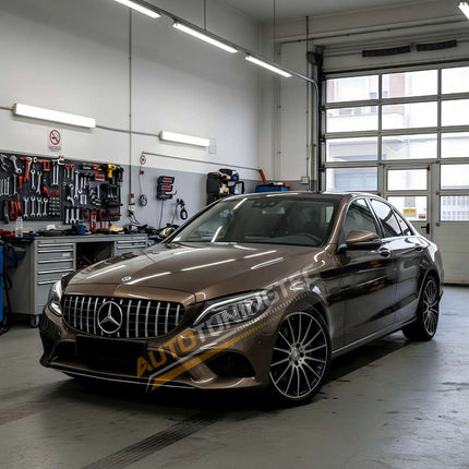 Vista frontale della Mercedes C W205 S205 restyling con griglia AMG look installata, 2018-2021.