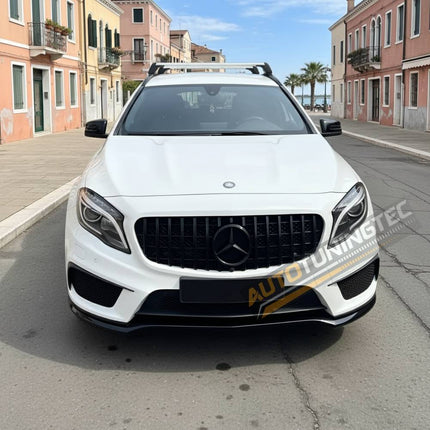 Dettaglio della griglia frontale GT-R Look per Mercedes GLA X156 anni 2013-2016, finitura nera.