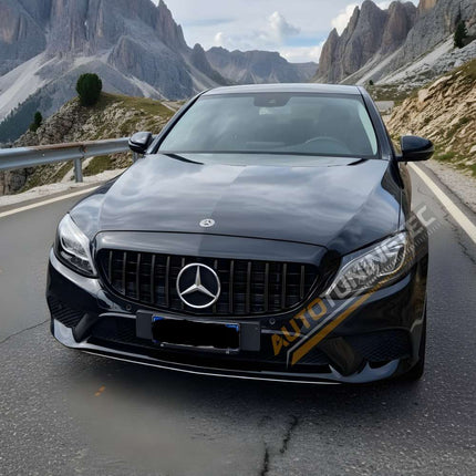 Dettaglio ravvicinato della griglia anteriore nero lucido, compatibile con Mercedes Classe C W205 S205 2018-2021.