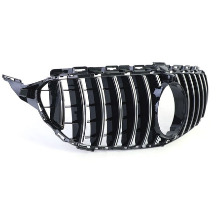 Immagine frontale di Mercedes C W205 con calandra GT-R nero lucido, profili cromati