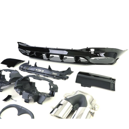 Migliora l'estetica della tua CLA C118 con il diffusore AMG nero lucido e terminali cromati.