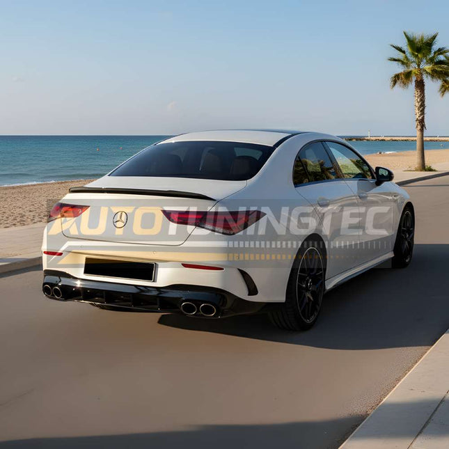 Dettaglio del diffusore posteriore AMG nero lucido su Mercedes CLA X118 con paraurti AMG-Line