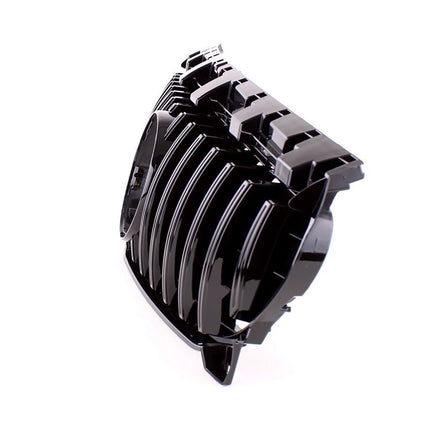 Dettaglio della griglia AMG Look per CLA X117 2015-2019, compatibile con logo originale Mercedes.