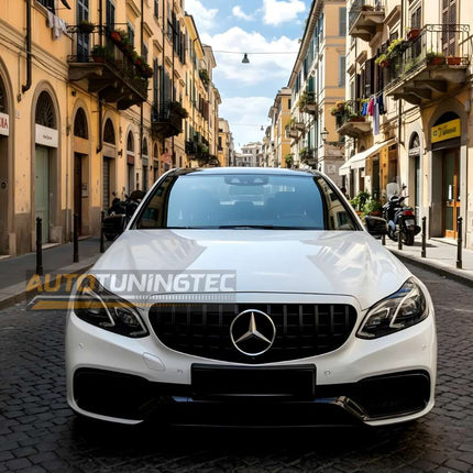 Vista frontale della Mercedes W212 restyling equipaggiata con griglia GT-R, look sportivo garantito