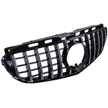 Dettaglio della griglia GT-R nera lucida installata su Mercedes E W212 2013-2016, con telecamera