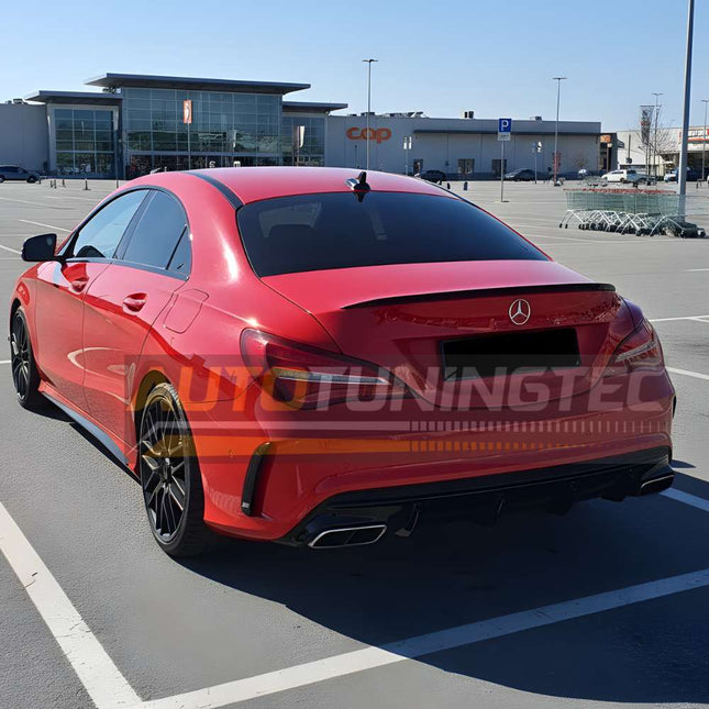 Dettaglio del diffusore posteriore AMG Line nero lucido su Mercedes CLA C117 restyling