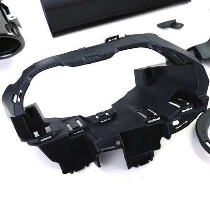 Dettaglio del diffusore posteriore sportivo nero lucido su Mercedes CLA C118 pre-restyling