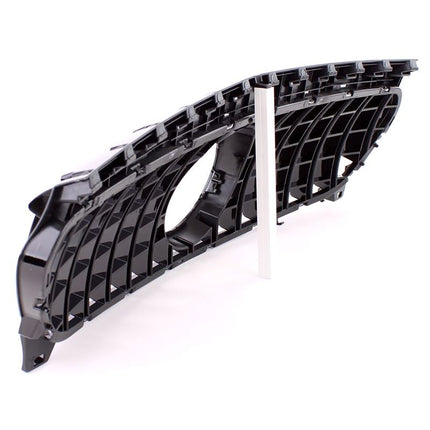 Vista frontale di Mercedes CLA X117 con griglia GTR Style nera lucida, installazione Plug & Play.