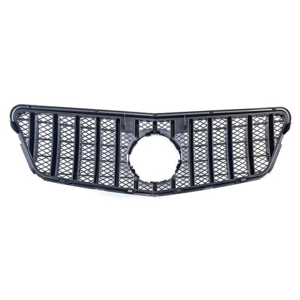 Dettaglio griglia anteriore nera lucida su Mercedes Classe E W212 pre-facelift 2009-2013