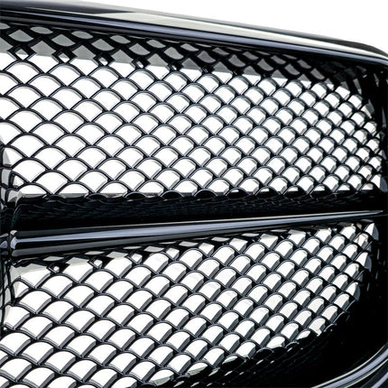 Vista frontale della Mercedes Classe X W470 con griglia sportiva nero lucido, stile GTR autentico.